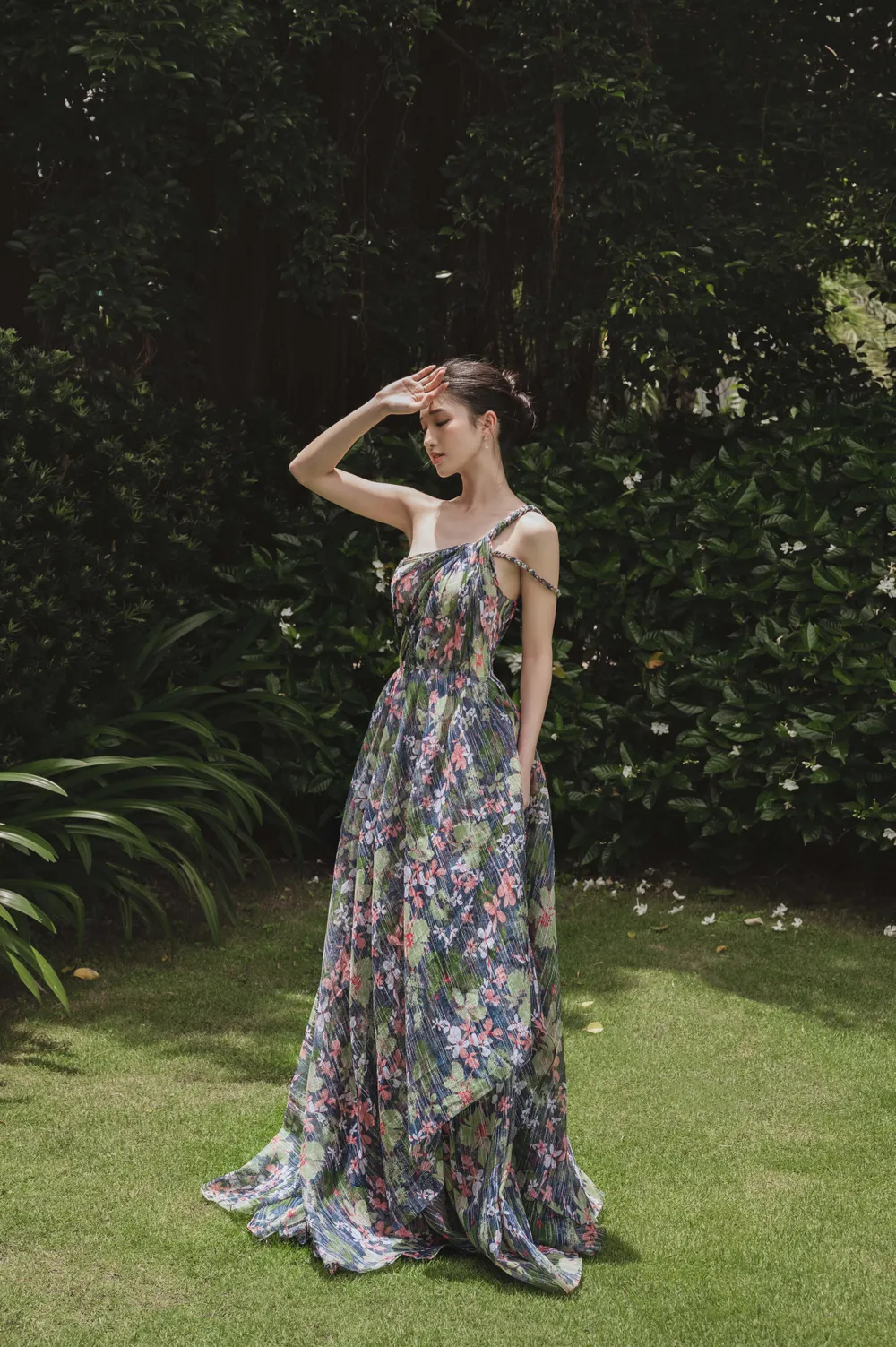 Lê Thanh Hòa giới thiệu loạt thiết kế ready to wear kết hợp với Á hậu Phương Nhi ảnh 1