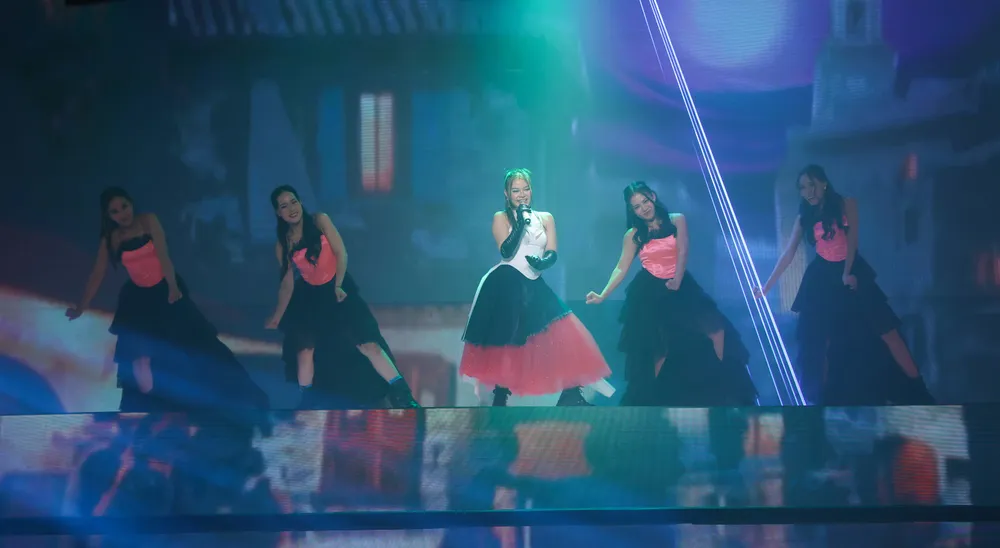 Tia, Gil Lê bùng nổ trên sân khấu The Heroes ảnh 4