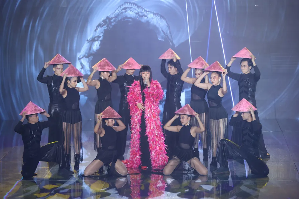 Tia, Gil Lê bùng nổ trên sân khấu The Heroes ảnh 6