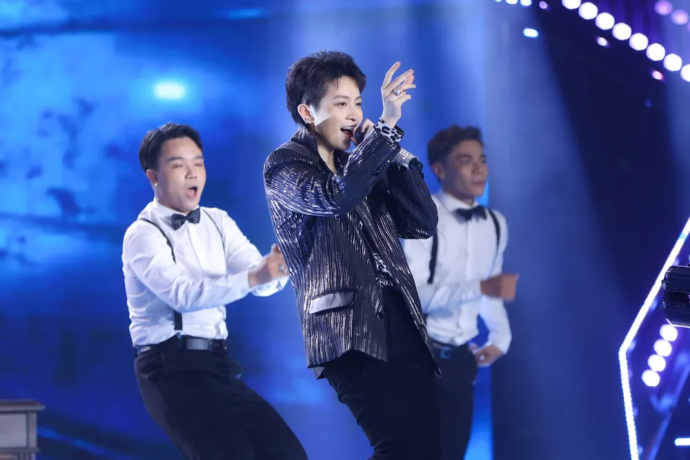 Tia, Gil Lê bùng nổ trên sân khấu The Heroes ảnh 2