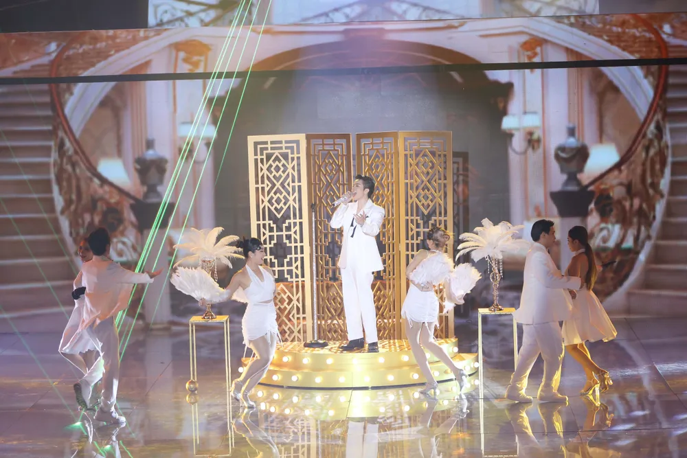 Sân khấu Biển tình được Gil Lê đầu tư như một bữa tiệc xa hoa, lộng lẫy Sân khấu Biển tình được Gil Lê đầu tư như một bữa tiệc xa hoa, lộng lẫy