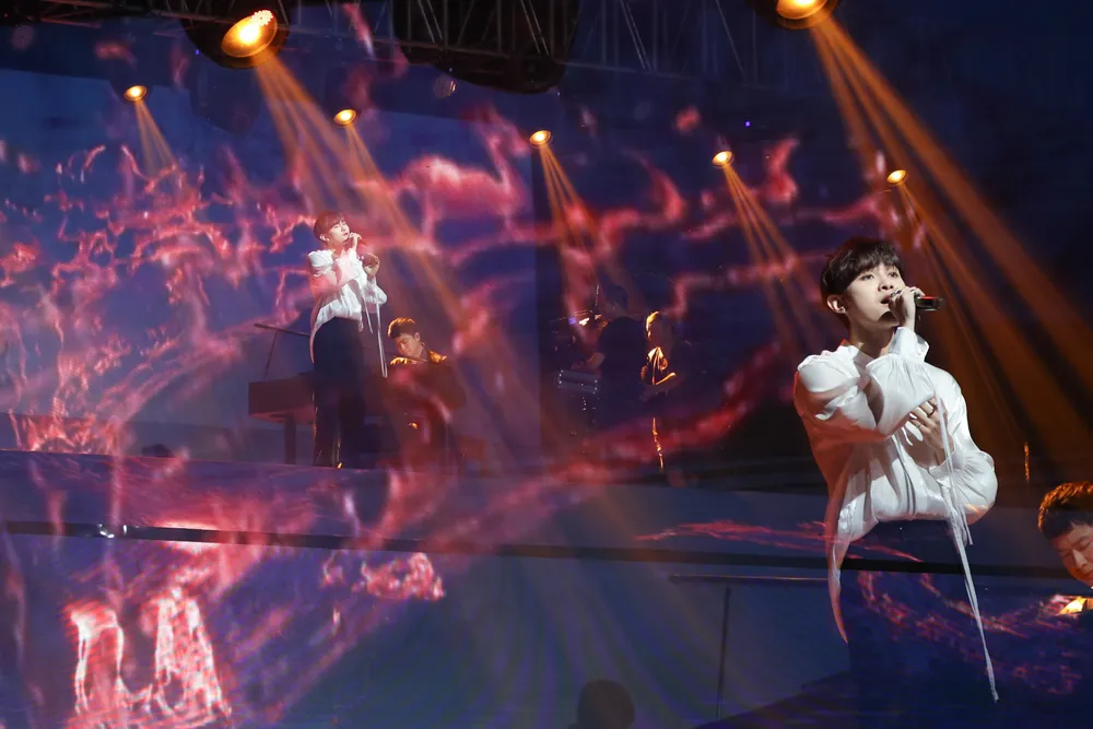 Lần đầu tiên Roy Nguyễn không trình diễn vũ đạo mà chỉ tập trung vào giọng hát Lần đầu tiên Roy Nguyễn không trình diễn vũ đạo mà chỉ tập trung vào giọng hát