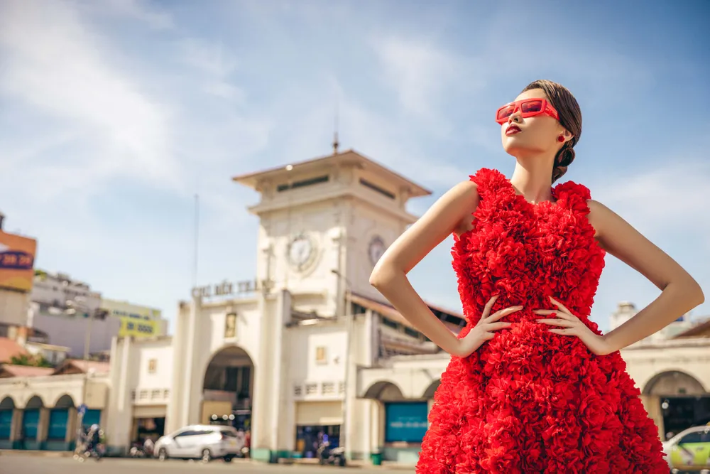 Các thiết kế với bảng màu rực rỡ mang đậm dấu ấn của hai nhà thiết kế qua các tông hồng, cam, đỏ Các thiết kế với bảng màu rực rỡ mang đậm dấu ấn của hai nhà thiết kế qua các tông hồng, cam, đỏ