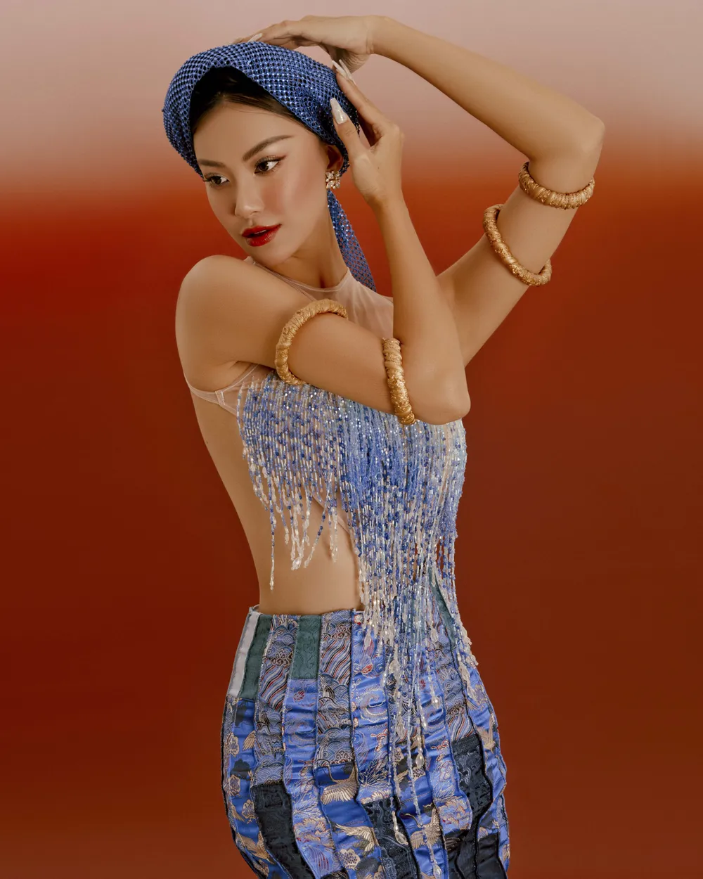 Đặc biệt, chiếc khăn mỏ quạ màu xanh đậm là điểm nhấn ấn tượng của bộ trang phục