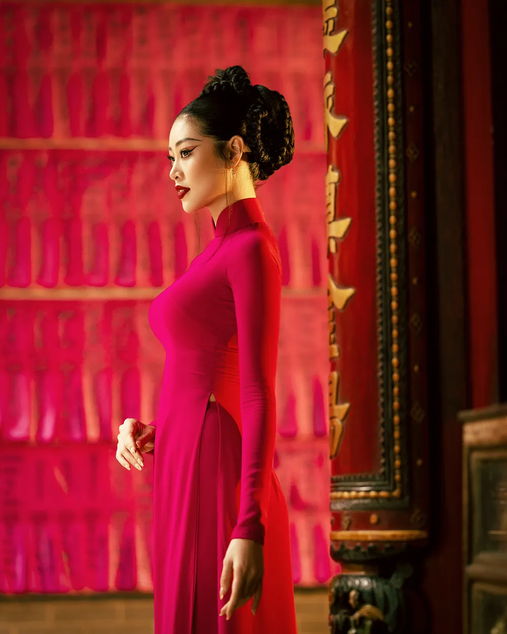 Hoa hậu Khánh Vân chọn áo dài màu đỏ và hồng - những sắc màu rực rỡ đại diện cho những lời chúc tốt ngày năm mới