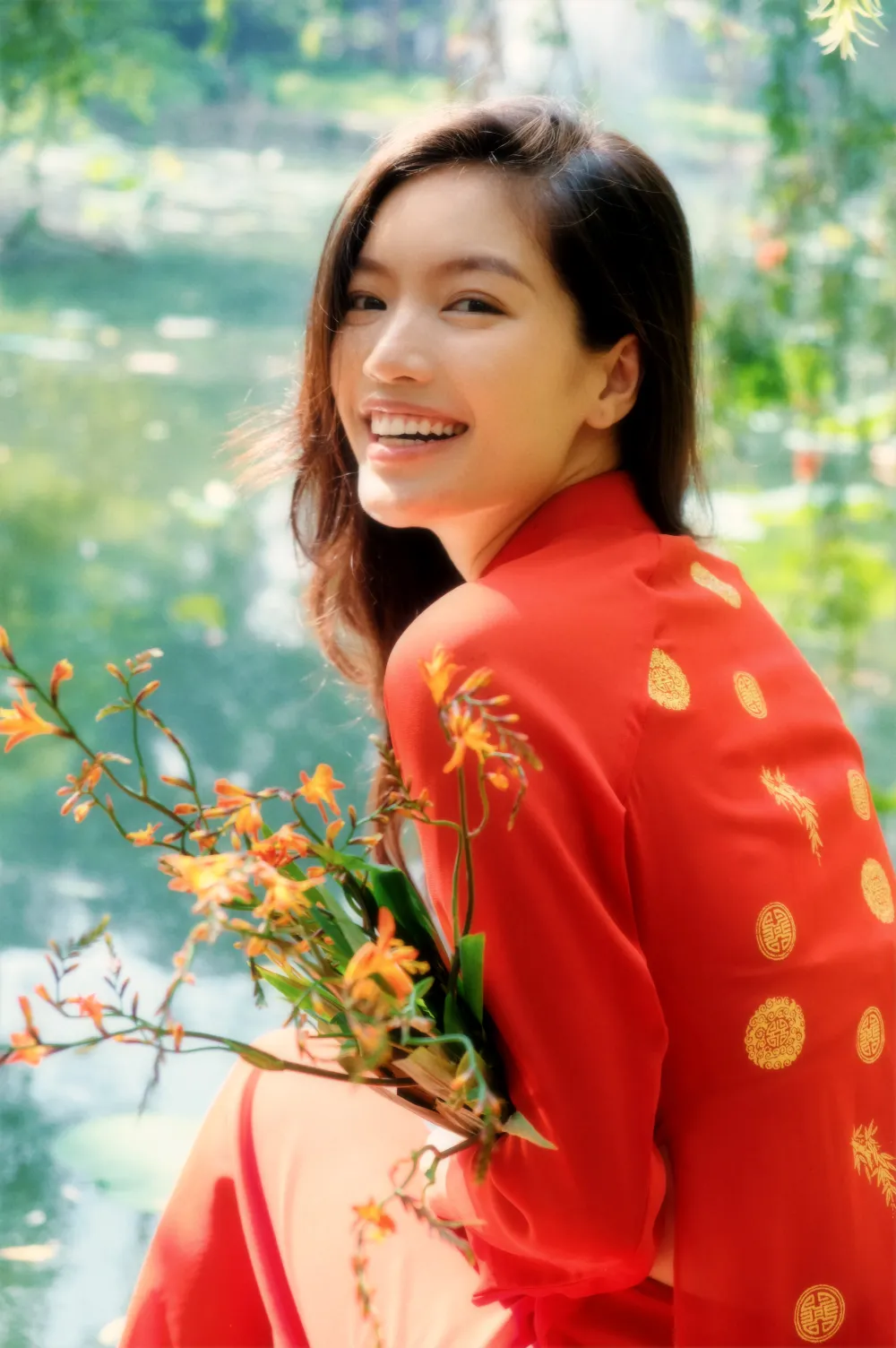 Lâm Bích Tuyền (sinh năm 1999, tại An Giang) đang là người mẫu thế hệ mới của làng thời trang Việt Nam, hiện đang là nàng thơ của nhiều NTK như Linh San, Đỗ Mạnh Cường, Thủy Nguyễn, Nguyễn Đông Phong... Nhân dịp năm mới, Lâm Bích Tuyền thực hiện bộ ảnh &quot;Ngày vui của mẹ&quot; nhằm tôn vinh giá trị lịch sử của tà áo dài. Nữ người mẫu diện áo dài cưới của mẹ mình với hy vọng góp một phần nhỏ vào việc tuyên truyền và cổ vũ cho xu hướng thời trang bền vững và sử dụng lại những món đồ cũ như một cách tránh lãng phí đồng thời giúp những món đồ có tính hoài niệm được sống lại.