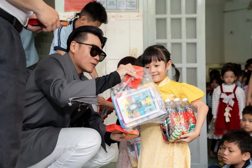 Rapper Wowy tự gói từng món quà, mang đến cho các em học sinh đến từ các trường tình thương tại TPHCM