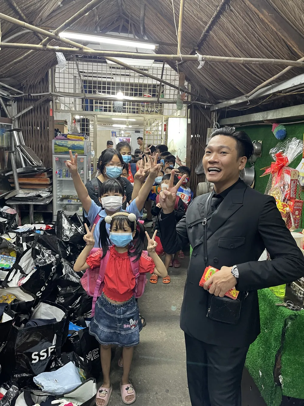 Wowy nhắn nhủ: “Tết 2023 sắp đến, đây là khoảng thời gian nô nức nhất trong năm, Wowy muốn chia sẻ niềm vui và hạnh phúc này tới những em nhỏ”. Wowy thường xuyên dành sự quan tâm, hỗ trợ các em với mong muốn anh có thể là nguồn động lực hay góp sức nhỏ để giúp thay đổi cuộc đời các em trở nên tươi đẹp hơn