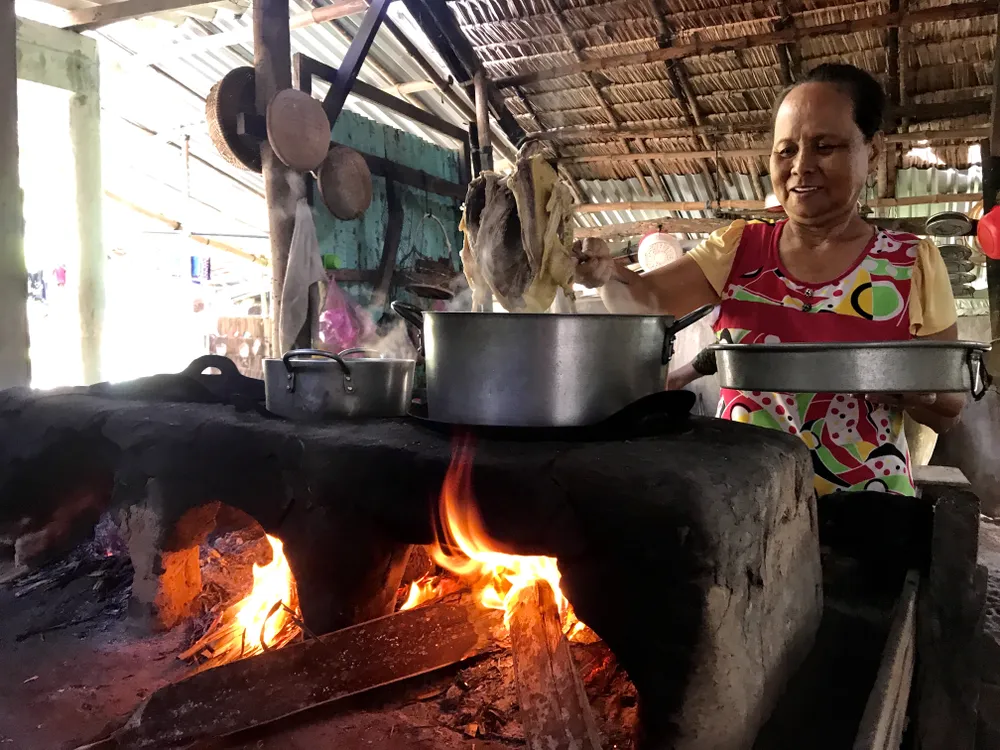 Đây là kỷ vật tuổi thơ tôi. Từ khi còn nhỏ, tôi đã thấy cái bếp lò này, cái bếp nhuốm màu thời gian và chứng kiến những thăng trầm ở đây. Cô Hai tôi kể, không rõ bếp có tự bao giờ, nhưng từ khi cô tôi còn nhỏ xíu đã thấy nó, từ năm 1952 đến nay. Như vậy, bếp đã có tuổi đời hơn 71 năm. Bếp làm từ đất sét và trấu trộn lại, xây lên, dù nhà có bếp ga nhưng cái bếp này vẫn được giữ lại, nó lưu giữ nhiều kỷ niệm mà khó ai nỡ xóa bỏ đi. Đây là kỷ vật tuổi thơ tôi. Từ khi còn nhỏ, tôi đã thấy cái bếp lò này, cái bếp nhuốm màu thời gian và chứng kiến những thăng trầm ở đây. Cô Hai tôi kể, không rõ bếp có tự bao giờ, nhưng từ khi cô tôi còn nhỏ xíu đã thấy nó, từ năm 1952 đến nay. Như vậy, bếp đã có tuổi đời hơn 71 năm. Bếp làm từ đất sét và trấu trộn lại, xây lên, dù nhà có bếp ga nhưng cái bếp này vẫn được giữ lại, nó lưu giữ nhiều kỷ niệm mà khó ai nỡ xóa bỏ đi.