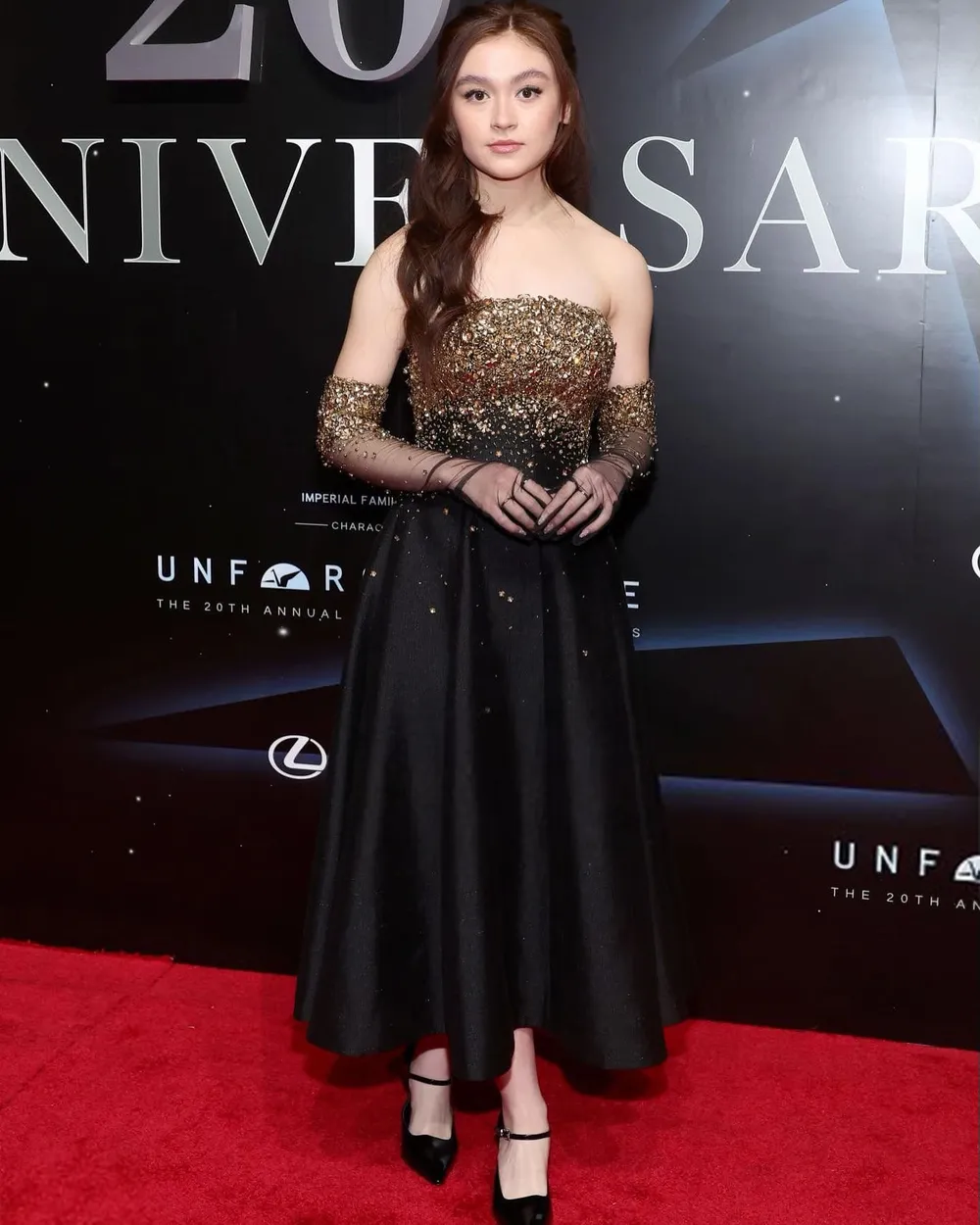 Nữ diễn viên Anna Cathcart xinh đẹp như nàng công chúa trong một thiết kế mang kiểu dáng cúp ngực xoè nhẹ nhàng, bồng bềnh. Điểm đặc biệt là kỹ thuật đính kết thủ công chuyên nghiệp của các nghệ nhân với những họa tiết hoa gold độc đáo, tạo nên hiệu ứng bắt mắt cho thiết kế, kết hợp đôi găng tay xuyến thấu đính hoa cùng chất liệu giúp tăng thêm phần sang trọng. Nữ diễn viên Anna Cathcart xinh đẹp như nàng công chúa trong một thiết kế mang kiểu dáng cúp ngực xoè nhẹ nhàng, bồng bềnh. Điểm đặc biệt là kỹ thuật đính kết thủ công chuyên nghiệp của các nghệ nhân với những họa tiết hoa gold độc đáo, tạo nên hiệu ứng bắt mắt cho thiết kế, kết hợp đôi găng tay xuyến thấu đính hoa cùng chất liệu giúp tăng thêm phần sang trọng.