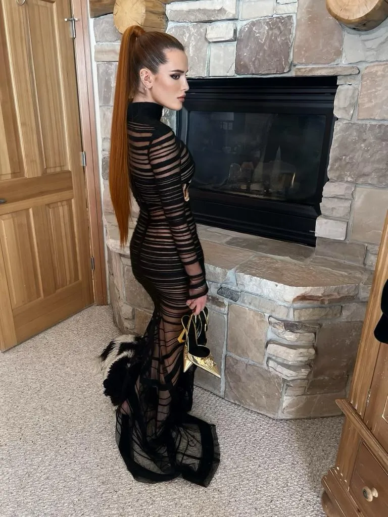 Nữ diễn viên Bella Thorne trong thiết kế ôm body họa tiết độc đáo trong BST Sa vũ tại sự kiện Liên hoan phim Sundance 2023. Annabella Avery Thorne là diễn viên, vũ công, người mẫu và ca sĩ người Mỹ. Cô là một nữ diễn viên trẻ đã xuất hiện trên hơn 20 bộ phim và phim truyền hình, hơn 60 chương trình quảng cáo. Cô được biết đến nhiều nhất qua vai diễn Cece Jones trong seri phim của Disney Channel là Shake It Up. Nữ diễn viên Bella Thorne trong thiết kế ôm body họa tiết độc đáo trong BST Sa vũ tại sự kiện Liên hoan phim Sundance 2023. Annabella Avery Thorne là diễn viên, vũ công, người mẫu và ca sĩ người Mỹ. Cô là một nữ diễn viên trẻ đã xuất hiện trên hơn 20 bộ phim và phim truyền hình, hơn 60 chương trình quảng cáo. Cô được biết đến nhiều nhất qua vai diễn Cece Jones trong seri phim của Disney Channel là Shake It Up.