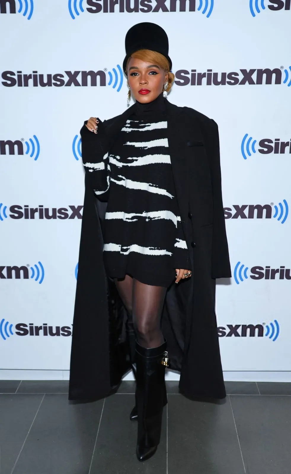 Nghệ sĩ, nữ diễn viên Janelle Monáe xuất hiện với hình ảnh tươi trẻ tại sự kiện quảng bá bộ phim mới nhất của cô Knives Out trong trang phục với sự kết hợp cùng chiếc áo khoác thanh lịch của NTK Lê Thanh Hoà. Thiết kế áo khoác măng tô nằm trong BST Sa vũ m, mang tone màu đen cùng kiểu dáng dài phong cách châu Âu sang trọng. Từng chi tiết được xử lý tinh tế, điểm nhấn túi áo phối chất liệu da cao cấp mang đến hình ảnh sang trọng. Nghệ sĩ, nữ diễn viên Janelle Monáe xuất hiện với hình ảnh tươi trẻ tại sự kiện quảng bá bộ phim mới nhất của cô Knives Out trong trang phục với sự kết hợp cùng chiếc áo khoác thanh lịch của NTK Lê Thanh Hoà. Thiết kế áo khoác măng tô nằm trong BST Sa vũ m, mang tone màu đen cùng kiểu dáng dài phong cách châu Âu sang trọng. Từng chi tiết được xử lý tinh tế, điểm nhấn túi áo phối chất liệu da cao cấp mang đến hình ảnh sang trọng.