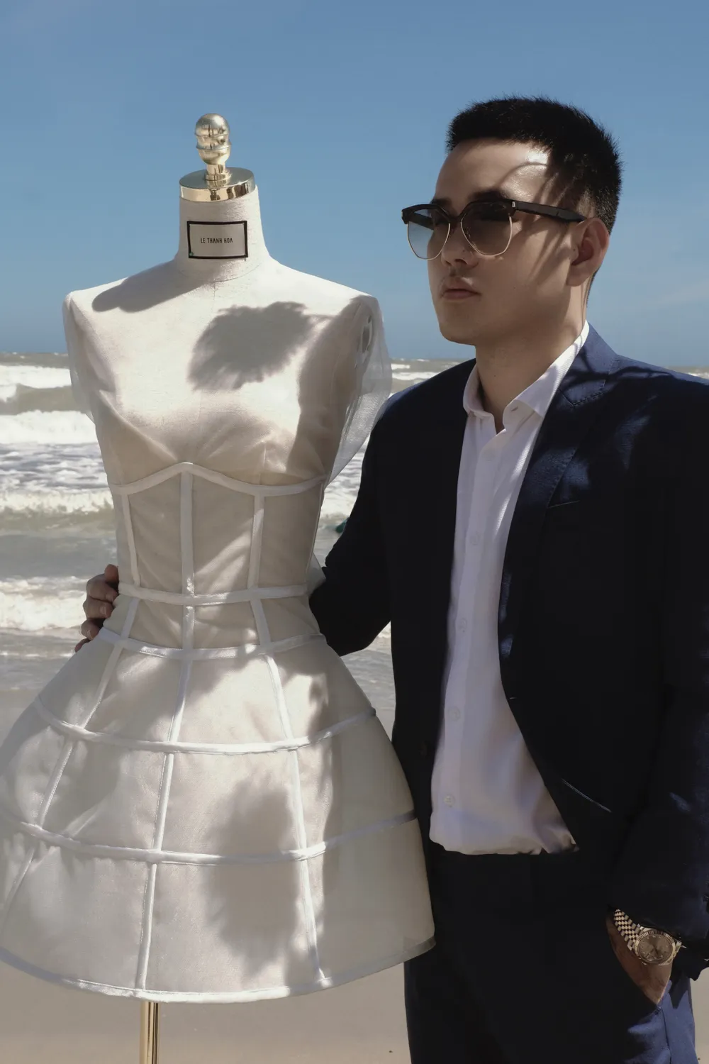 Chiếc váy màu nude gợi lên vẻ đẹp của sự nguyên bản