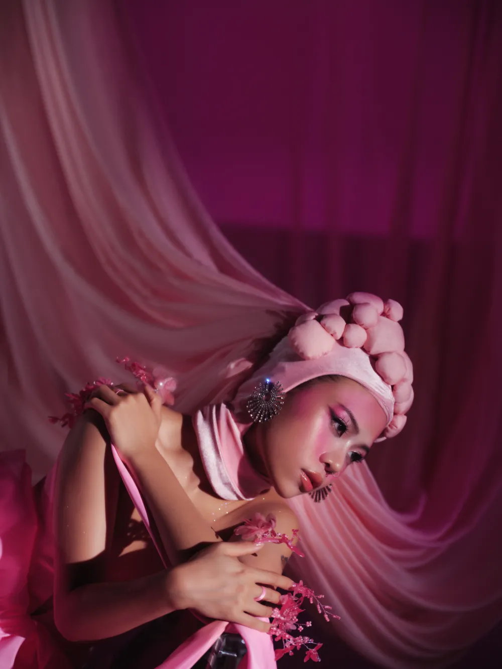 Rapper tlinh: "Tôi định hướng âm nhạc của mình sẽ có các từ khóa như quyến rũ, nữ tính, mềm mại nhưng vẫn mạnh mẽ, tự tin" Rapper tlinh: "Tôi định hướng âm nhạc của mình sẽ có các từ khóa như quyến rũ, nữ tính, mềm mại nhưng vẫn mạnh mẽ, tự tin"