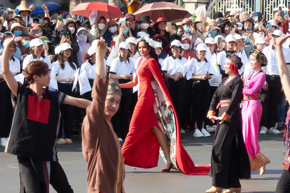 Hoa hậu H'Hen Niê trong thiết kế thổ cẩm lấy cảm hứng từ hình ảnh trái cà phê Hoa hậu H'Hen Niê trong thiết kế thổ cẩm lấy cảm hứng từ hình ảnh trái cà phê