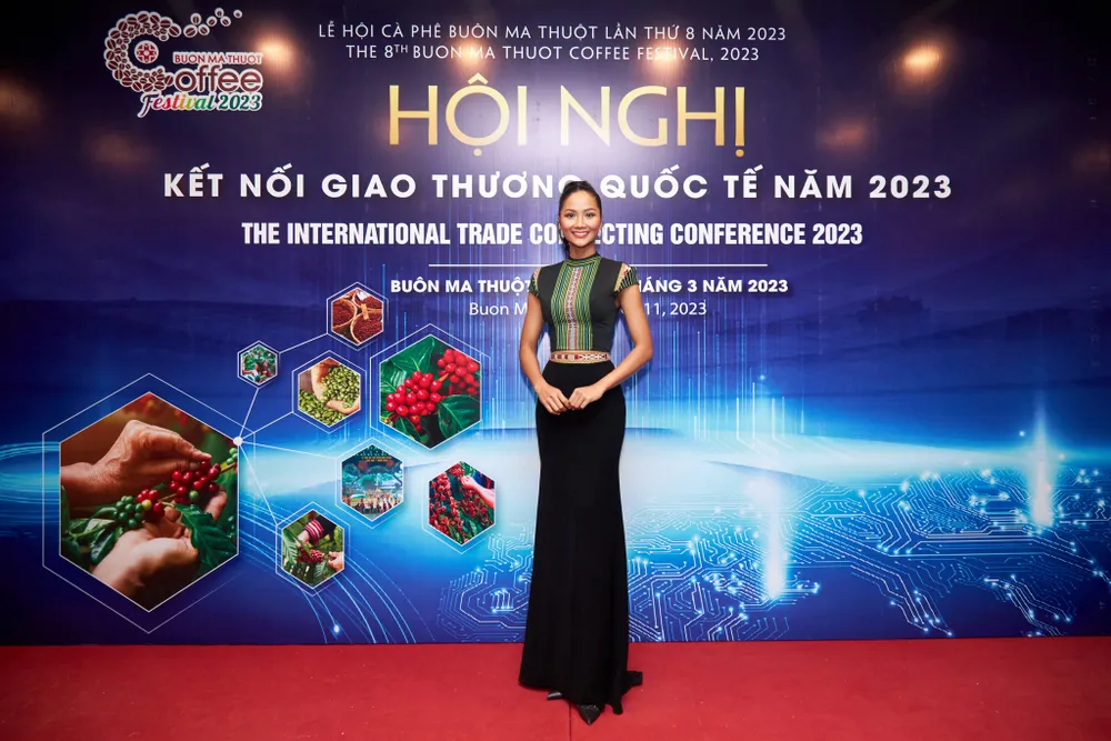 Hình ảnh H'Hen Niê cùng vải thổ cẩm đã trở thành thương hiệu mỗi khi nhắc đến Hoa hậu H'Hen Niê của vùng đất Tây Nguyên Hình ảnh H'Hen Niê cùng vải thổ cẩm đã trở thành thương hiệu mỗi khi nhắc đến Hoa hậu H'Hen Niê của vùng đất Tây Nguyên