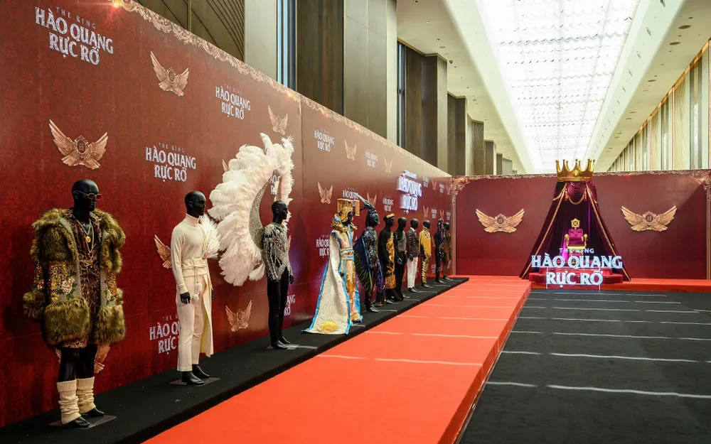 Ca sĩ Đàm Vĩnh Hưng cũng đính chính thêm về hiểu lầm là chiếc ghế ngồi ngay booth chụp hình tại họp báo ngụ ý nói về &quot;ngai vàng&quot;