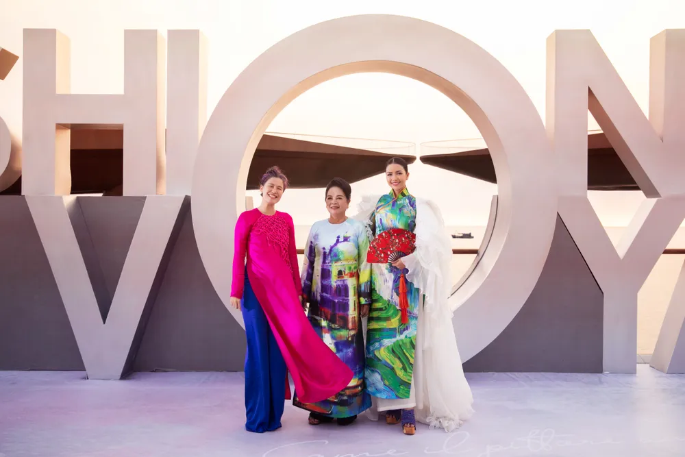 NTK Thủy Nguyễn cùng Hoa hậu Ngọc Châu và mẹ cô NTK Thủy Nguyễn cùng Hoa hậu Ngọc Châu và mẹ cô