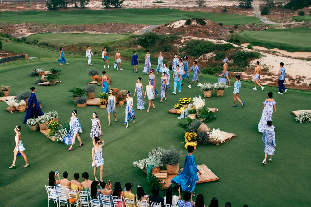 80 mẫu thiết kế của BST “Thong dong” sử dụng chất liệu thân thiện với môi trường, phù hợp với tinh thần “Hè là mùa của những chuyến đi”