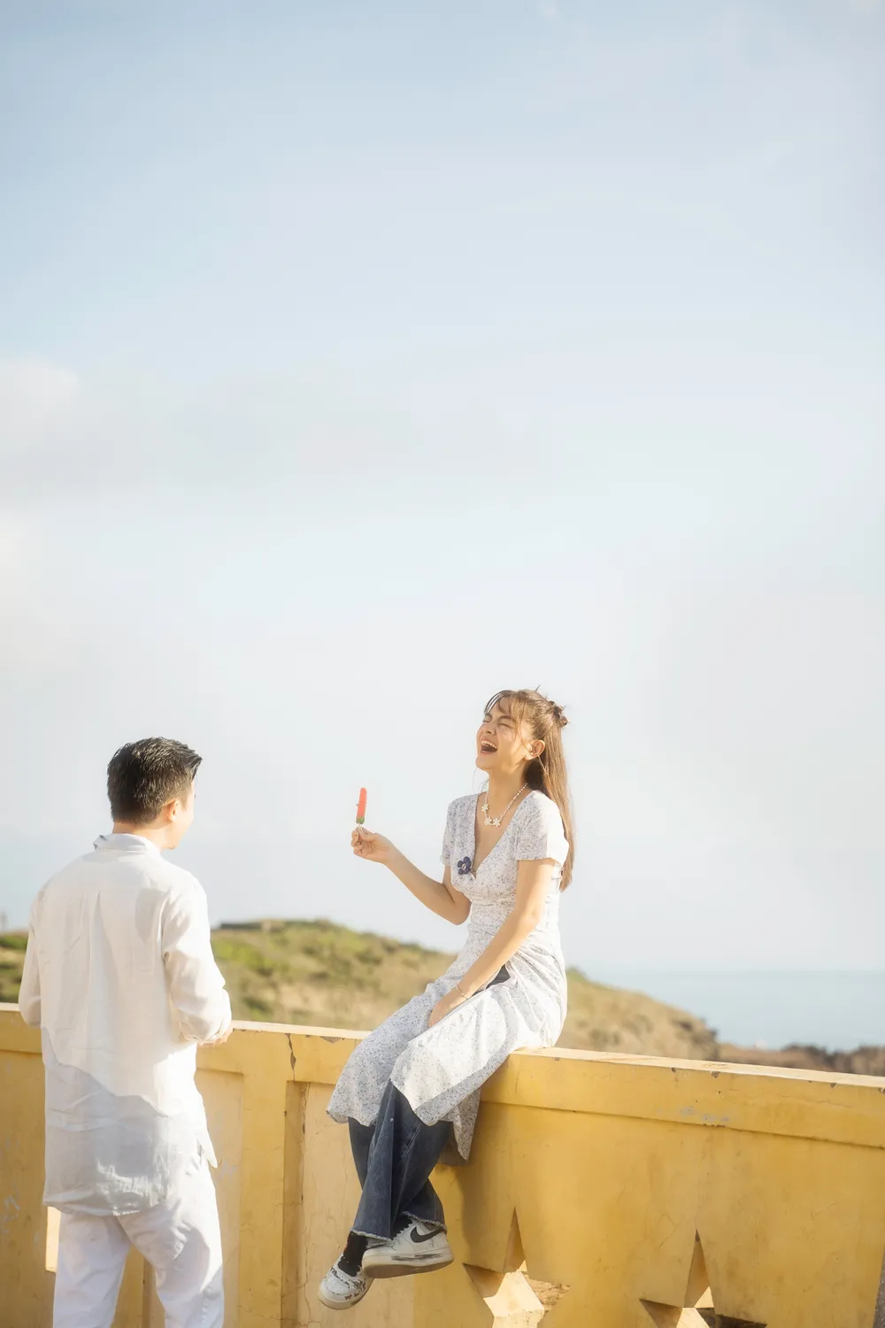 Từ đầu đến cuối MV, Phạm Quỳnh Anh lựa chọn không để lộ mặt “người tri kỷ bí mật”. Đây được xem là một sản phẩm đánh dấu kỷ niệm rất dễ thương của cả hai Từ đầu đến cuối MV, Phạm Quỳnh Anh lựa chọn không để lộ mặt “người tri kỷ bí mật”. Đây được xem là một sản phẩm đánh dấu kỷ niệm rất dễ thương của cả hai