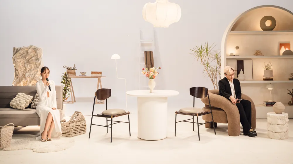 Phần hình ảnh của live performance được Phạm Quỳnh Anh và ê-kíp thực hiện chỉn chu Phần hình ảnh của live performance được Phạm Quỳnh Anh và ê-kíp thực hiện chỉn chu