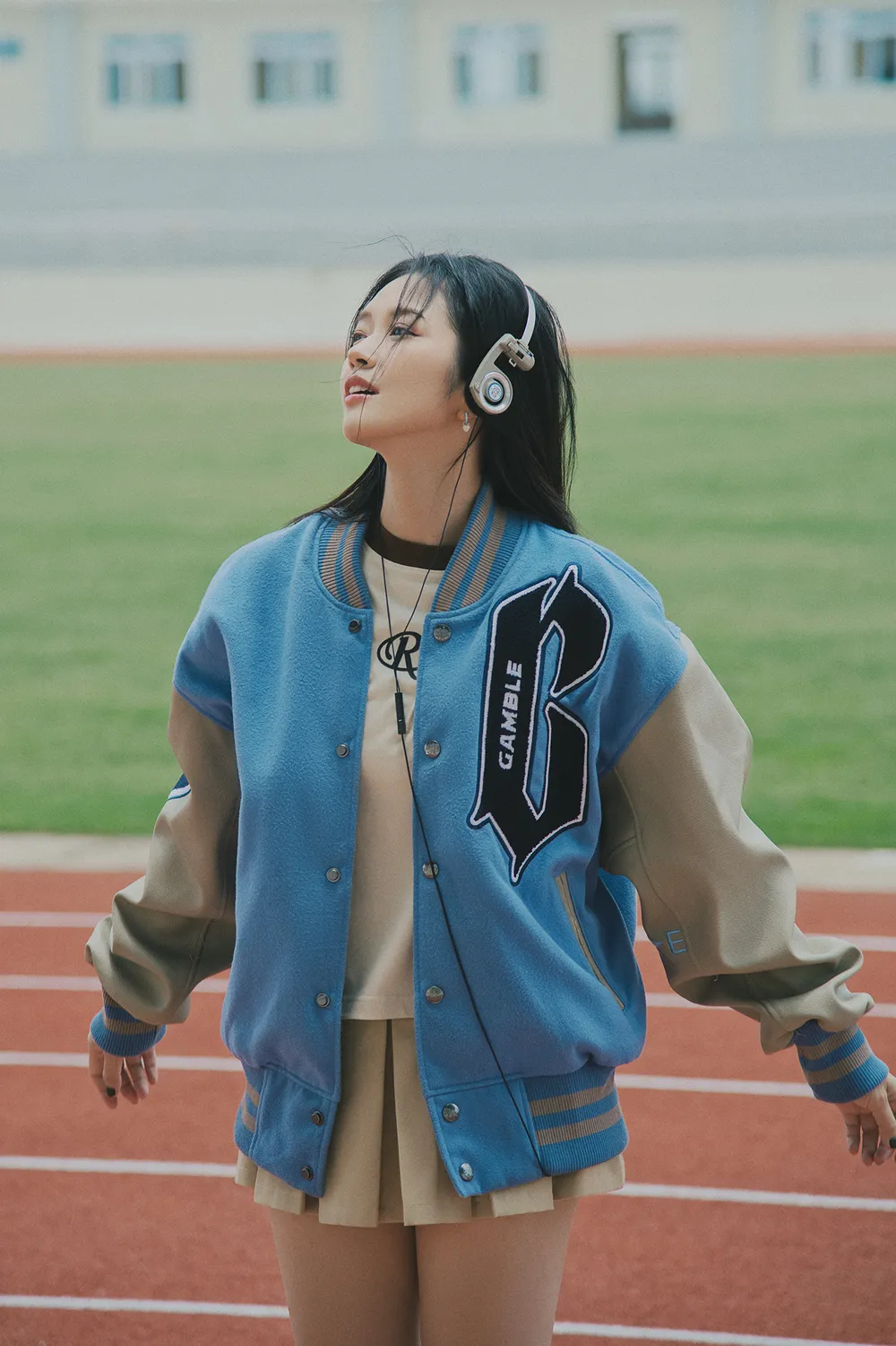 Xuyên suốt MV, Suni Hạ Linh gây ấn tượng với nhan sắc nàng thơ qua loạt góc quay từ cận đến toàn, giữa bối cảnh lãng mạn, bình yên Xuyên suốt MV, Suni Hạ Linh gây ấn tượng với nhan sắc nàng thơ qua loạt góc quay từ cận đến toàn, giữa bối cảnh lãng mạn, bình yên