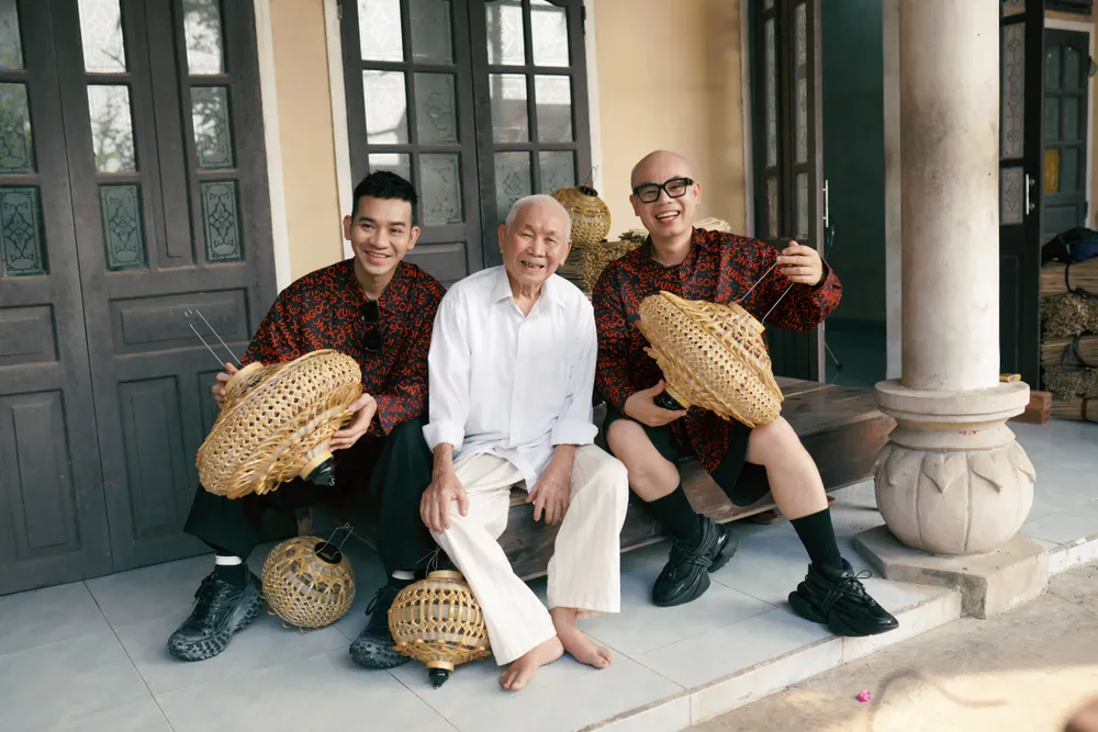 Hai NTK cùng nghệ nhân ưu tú đèn lồng Huỳnh Văn Ba