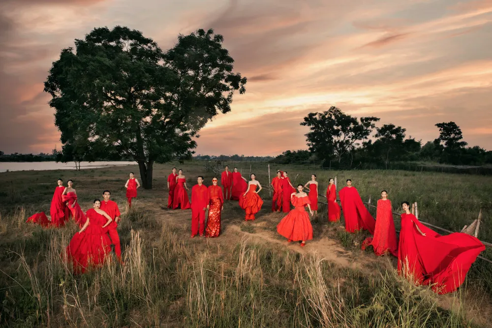 Thời trang được đặt giữa thiên nhiên, con người, tạo nên bức tranh giao hòa của nghệ thuật - văn hóa