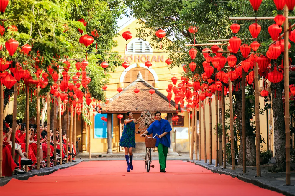 Siêu mẫu Quỳnh Anh và Hữu Long trong thiết kế color block