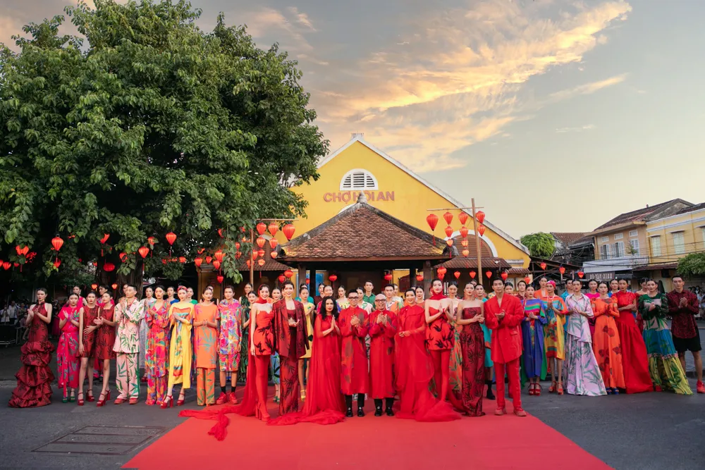 Hai nhà thiết kế tiếp tục có show diễn mang cảm xúc thời trang âm nhạc và thiên nhiên hòa quyện, một phương đông rực rỡ giữa lòng phố cổ Hội An