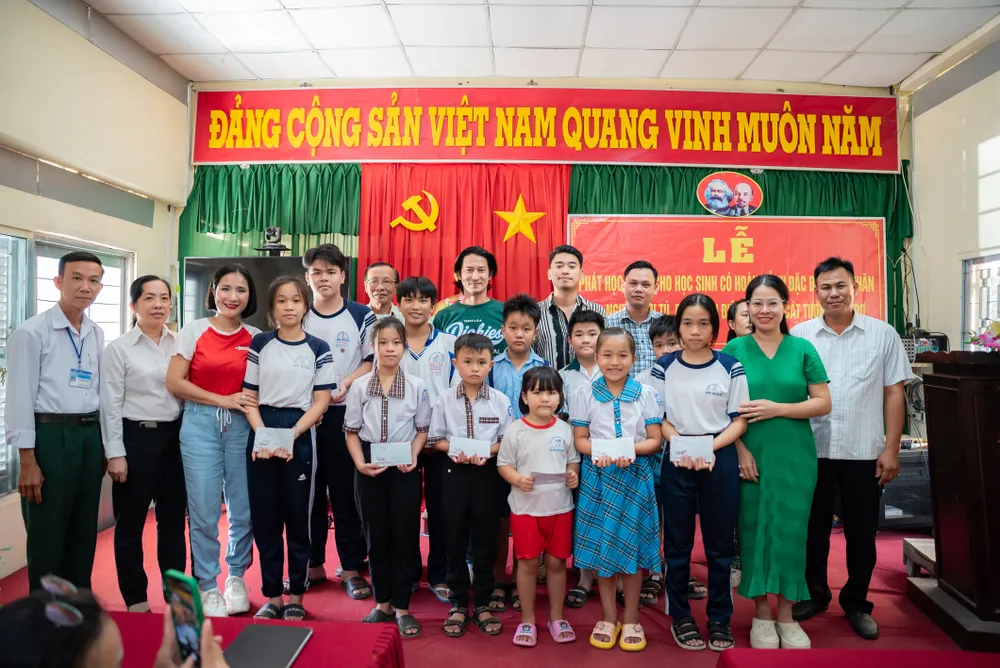 Trao học bổng cho học sinh khó khăn ở Vĩnh Long ảnh 2