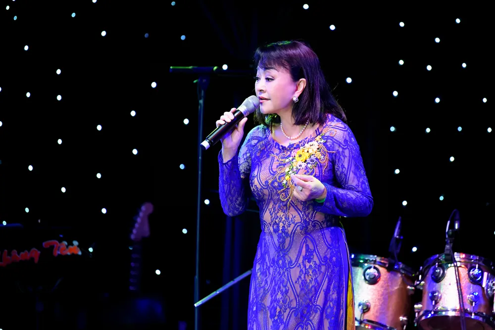 Ở tuổi 67 nhưng danh ca Hương Lan vẫn giữ vững phong độ, trình diễn 2 ca khúc nổi tiếng “Đi đâu cho thiếp theo cùng” và “Thuyền và biển” Ở tuổi 67 nhưng danh ca Hương Lan vẫn giữ vững phong độ, trình diễn 2 ca khúc nổi tiếng “Đi đâu cho thiếp theo cùng” và “Thuyền và biển”