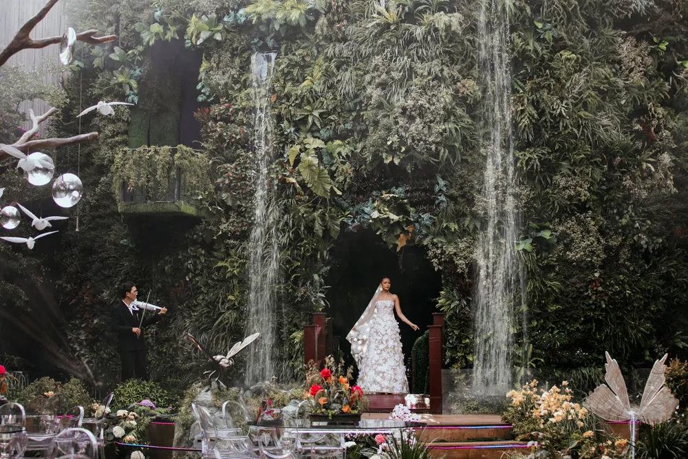 Điểm nhấn của show là thác nước cao bằng ba tầng, được dựng ở ngay sân khấu chính Điểm nhấn của show là thác nước cao bằng ba tầng, được dựng ở ngay sân khấu chính