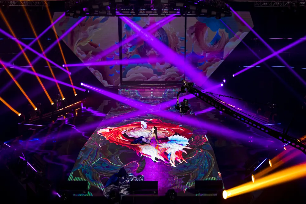 MLee vừa hát, rap và thể hiện vũ đạo với bài hát "Cá cắn câu" do DTAP sáng tác. Màn trình diễn mang đến cho khán giả một bữa tiệc thị giác ấn tượng MLee vừa hát, rap và thể hiện vũ đạo với bài hát "Cá cắn câu" do DTAP sáng tác. Màn trình diễn mang đến cho khán giả một bữa tiệc thị giác ấn tượng