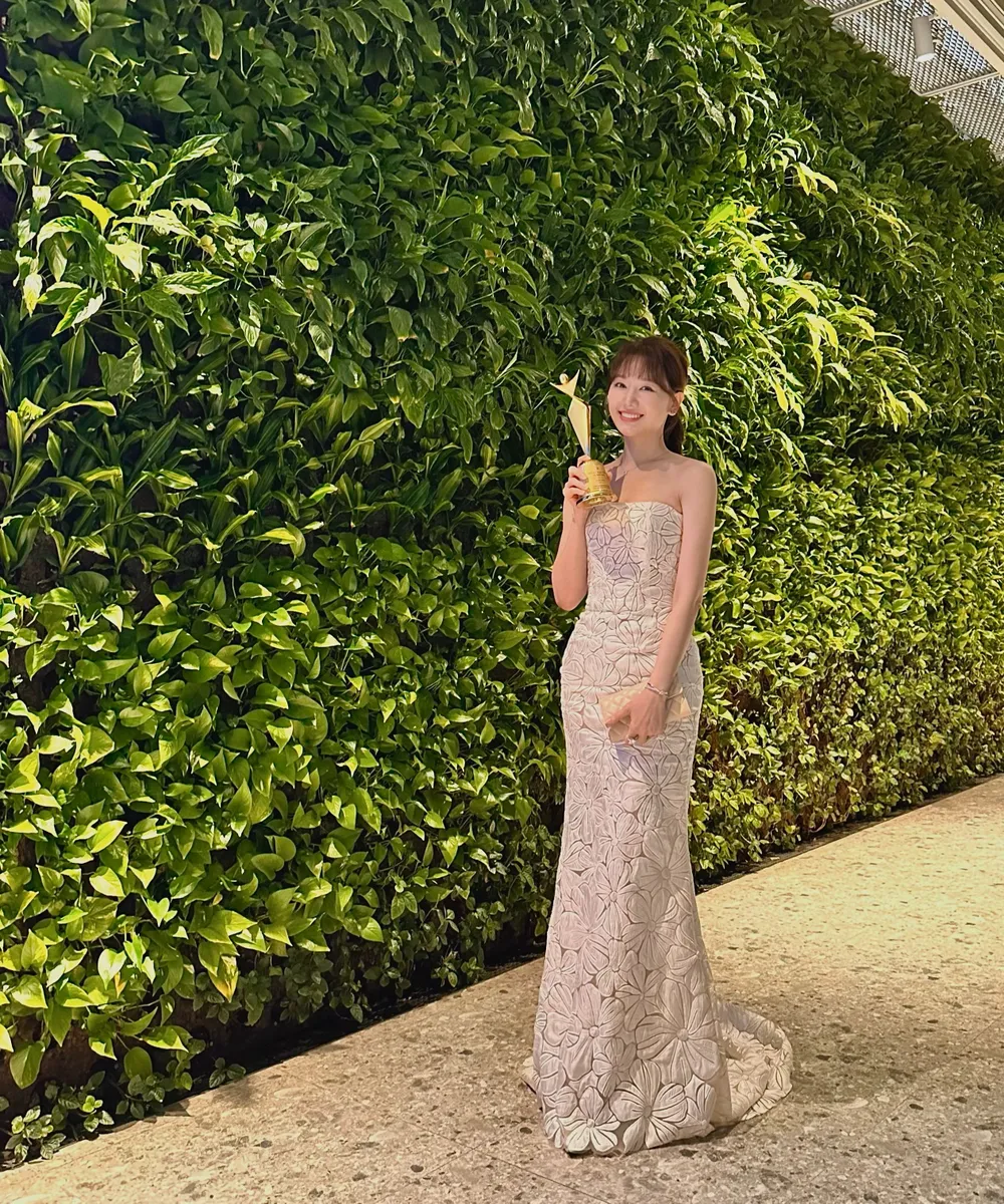 Hari Won nhận giải Vietnam Model Star Award Hari Won nhận giải Vietnam Model Star Award