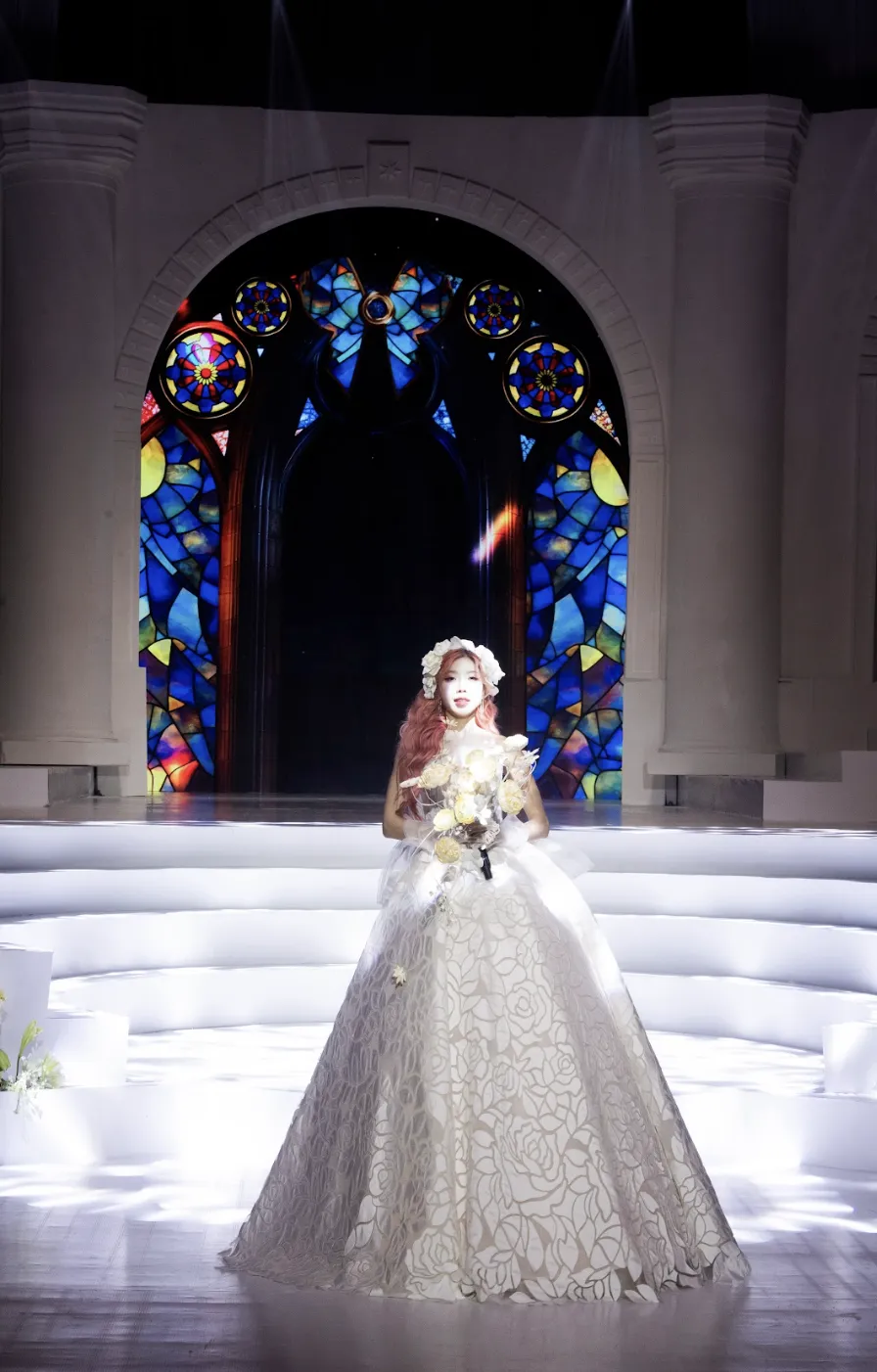 Ngoài việc làm vedette, Trang Pháp cũng lần đầu tiên mang ca khúc “Barbie” của mình lên sàn catwalk Ảnh màn hình 2025-05-27 lúc 2.26.58 CH.png