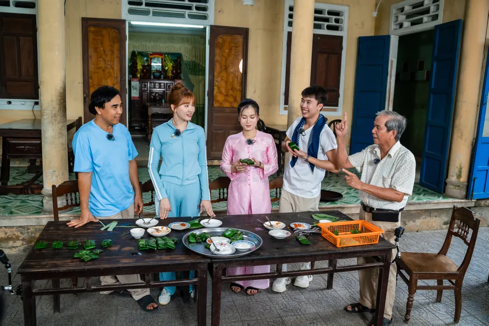Nghệ sĩ Quyền Linh, Hari Won, Lâm Vỹ Dạ và diễn viên Long Vũ trải nghiệm lớp học làm bánh Huế (bánh lọc và bánh nậm) trong chương trình "Về quê làm giàu" BOM09534.jpg