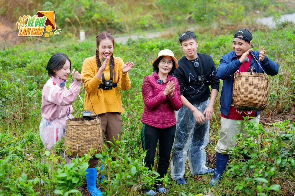 Dàn nghệ sĩ về Quảng Ninh quảng bá đặc sản địa phương như: trà, nước mắm, ruốc, chà bông, mực khô, bột sá sùng... IMG_1100.JPG