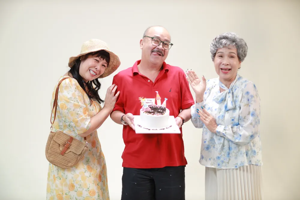 NSND Hồng Vân đảm nhận vai bà Lành, người mẹ điềm đạm, tần tảo; NSND Kim Xuân trong vai bà nội, người quan sát tinh tế. Còn nghệ sĩ Hoàng Sơn trong vai ông Chiến, người cha trầm lặng, nghiêm khắc, yêu con theo cách “không cần nói ra” NSND Hồng Vân - NS Hoàng Sơn - NSND Kim Xuân.jpg