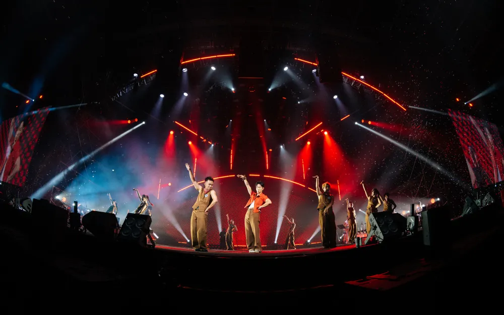 Bữa tiệc đa sắc màu tại concert "Xoay tròn" B2330842.jpeg