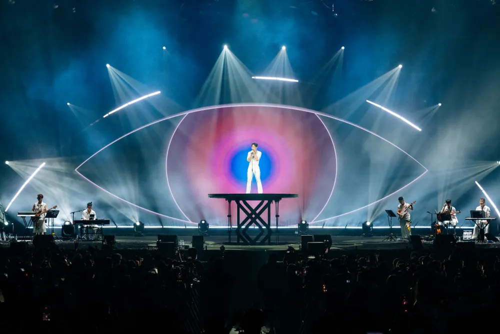 Concert lần này của Hoàng Dũng sử dụng công nghệ âm thanh L-ISA - là công nghệ âm thanh tiên tiến được các nghệ sĩ và nhà sản xuất âm nhạc hàng đầu thế giới tin tưởng sử dụng, có thể kể đến Hans Zimmer, Adele, Katy Perry, Deadmau5... Xoay tròn concert đánh dấu lần đầu tiên L-ISA xuất hiện trong một concert của một nghệ sĩ solo tại Việt Nam. B2340483.jpeg