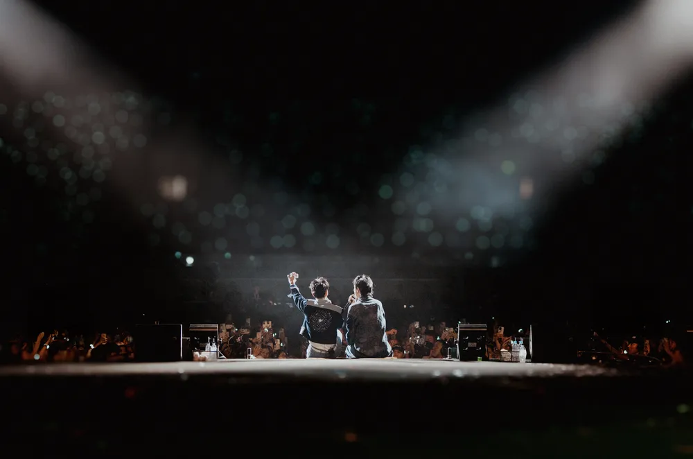 Hoang Dung dan Den di atas pentas di konsert Xoay Tron di Hanoi Ảnh màn hình 2025-09-16 lúc 6.53.51 SA.png