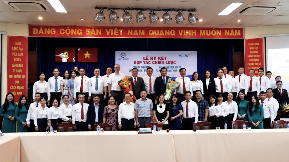 Lãnh đạo Sapharco và BIDV - Chi nhánh Sở giao dịch 2, cùng các lãnh đạo công ty con và liên kết trong hệ thống Sapharco, cũng tham dự lễ ký kết hợp tác chiến lược hinh toan canh.jpg