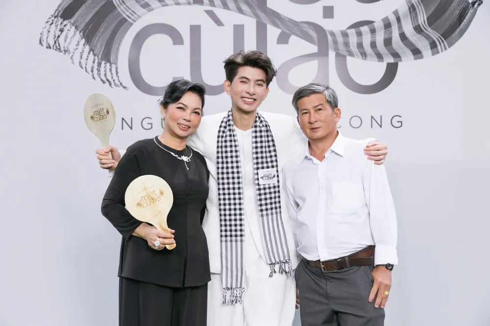 Ba mẹ của NTK Nguyễn Minh Công đã đến chúc mừng hành trình 10 năm nghệ thuật của con trai 0007MIET CU LAO 2025 FOTO KIENGCAN.jpeg