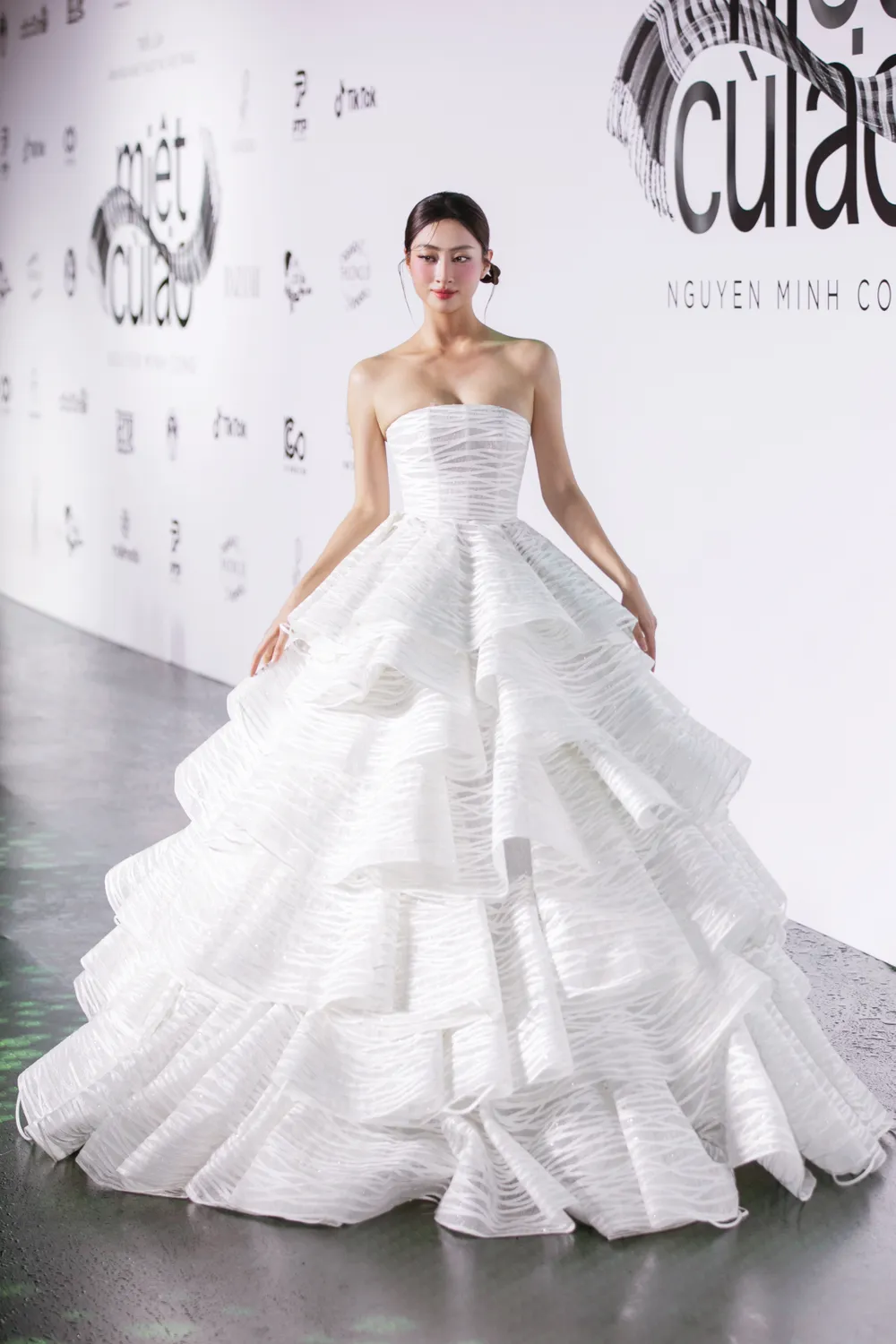 Hoa hậu Lương Thùy Linh khép lại sàn diễn với thiết kế bánh tráng rế. Lớp ren tone trắng được thiết kế từng tầng cùng độ cong mềm đặc trưng tạo nên vẻ ngoài bồng bềnh, thướt tha và sang trọng 0134MIET CU LAO 2025 FOTO KIENGCAN.jpeg