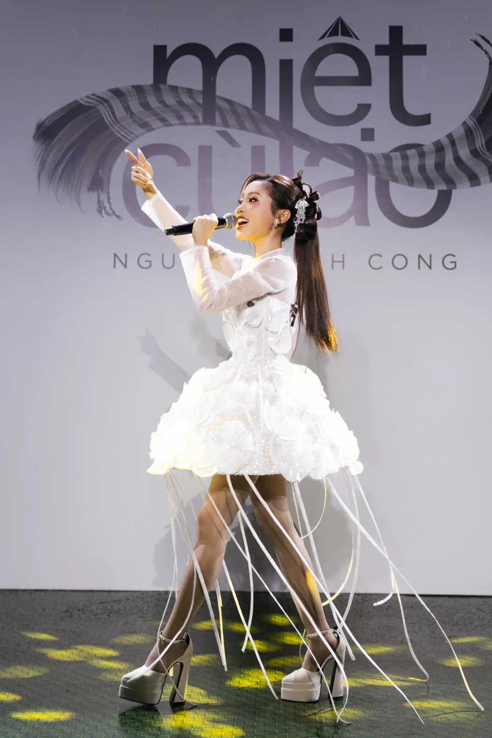 Ca sĩ Phương Mỹ Chi mở màn show diễn qua ca khúc “Bài ca đất Phương Nam” 0144MIET CU LAO 2025 FOTO KIENGCAN.jpeg