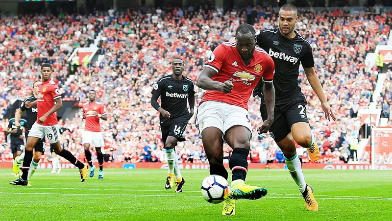 Tiền đạo Lukaku tung cú sút trước hàng phòng ngự West Ham. Ảnh: Reuters