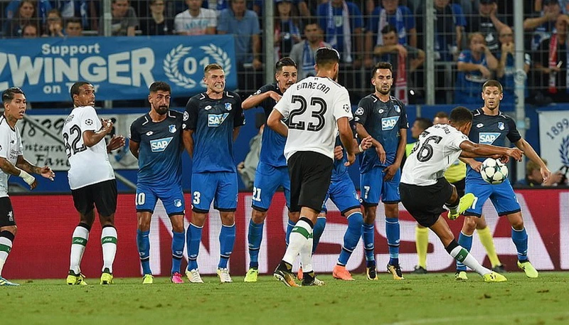 Tiền vệ Trent Alexander-Arnold (bìa phải) tung cú sút phạt mở tỷ số 1 - 0 cho Liverpool. 