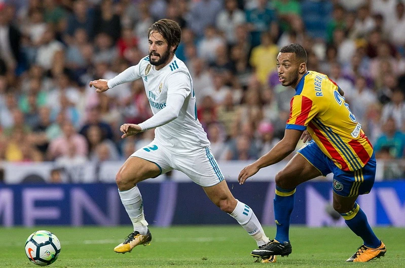 Tiền vệ Isco (trái, Real Madrid) đi bóng trước Rueben Mezo của Valencia.