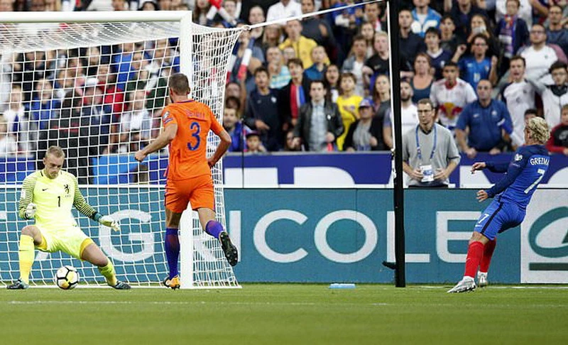 Antoine Griezmann (phải, Pháp) tung cú sút hạ thủ môn Jasper Cillessen của Hà Lan.